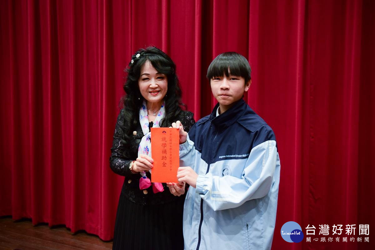 婦聯會桃園市分會主委張琦雅親自頒贈就學助學金。<br /><br /> 