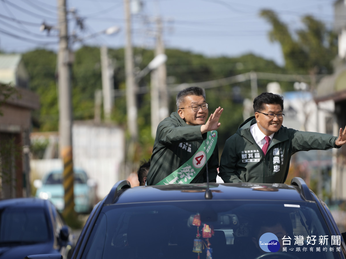 立法院副院長蔡其昌進行清水區車隊掃街，沿途獲民眾熱情回應。