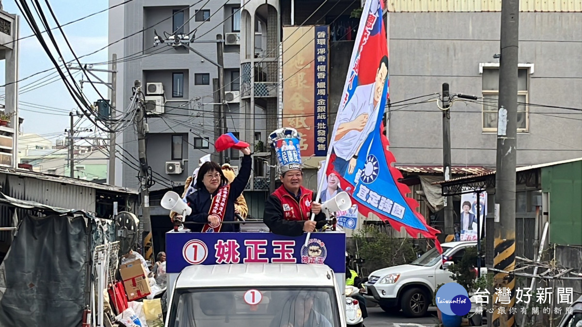 姚正玉11日由韓友會長挑大師陪同持續掃街拉票，邀請支持鄉親選前最後一夜12日晚上來競選服務處溫馨相聚。