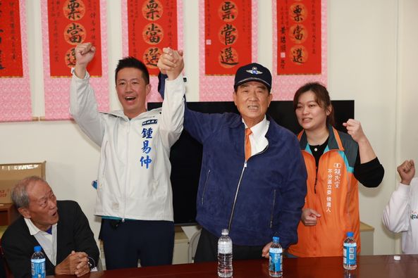 親民黨主席宋楚瑜昨趕往高雄鳳山為國民黨立委候選人鍾易仲站台。翻攝宋楚瑜找朋友粉專