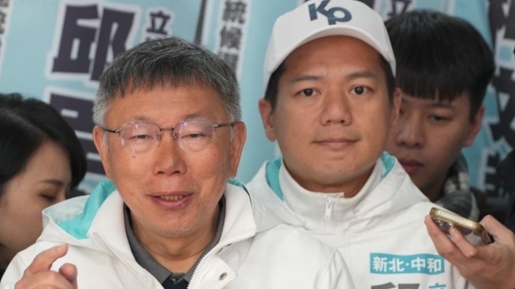 柯文哲赴中和陪同立委邱臣遠車隊掃街拜票。民眾黨提供