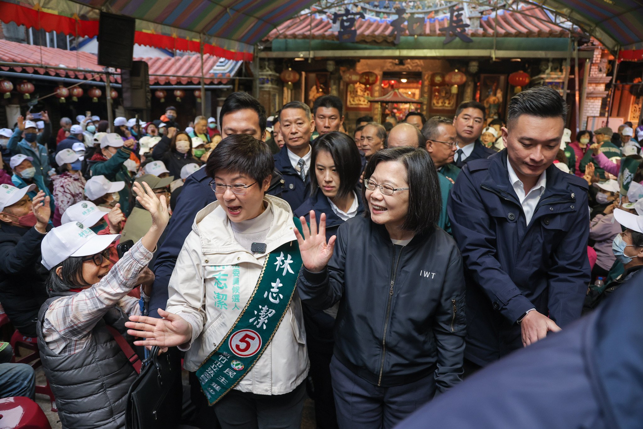 蔡英文10日到新竹攜手民進黨立委候選人林志潔造勢,受到支持者熱烈歡迎。翻攝林智堅臉書