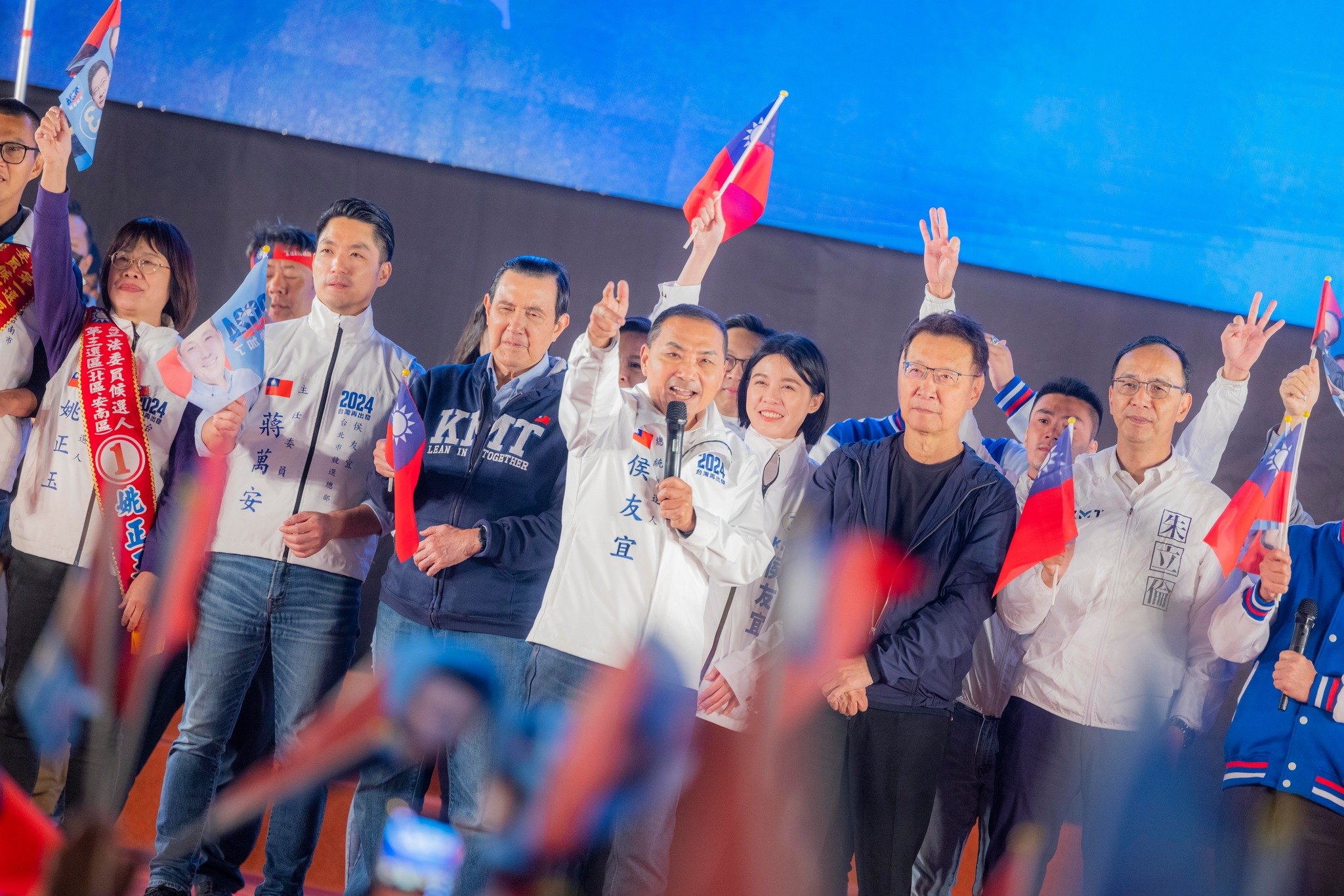 馬英九(左三)確定不出席侯友宜(右三)選前之夜造勢晚會。圖為馬英九5日在台南為侯友宜站台/翻攝侯友宜臉書