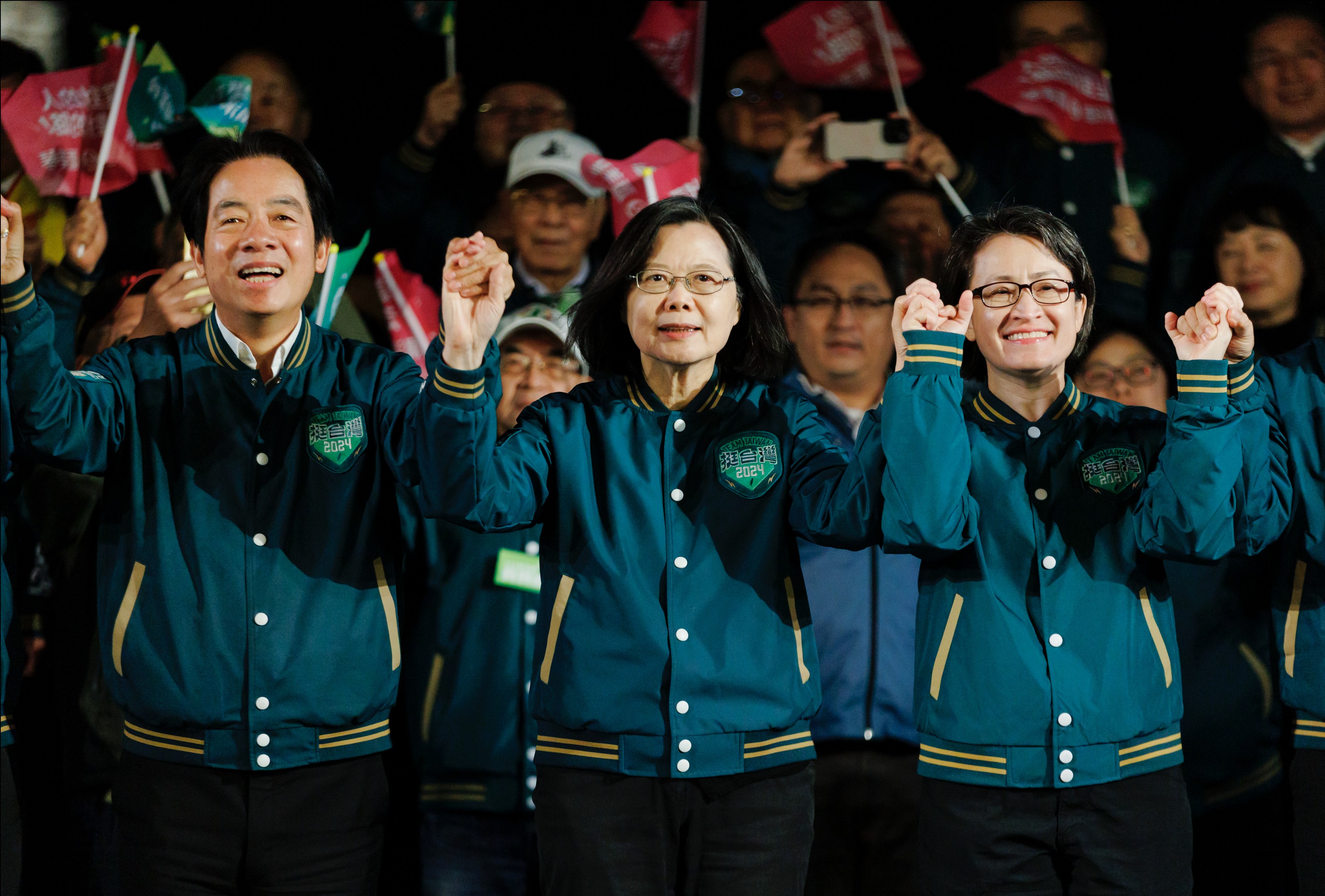 民進黨凱道造勢晚會，總統蔡英文牽起正副總統候選人賴清德、蕭美琴的手高喊凍蒜。林啟弘攝