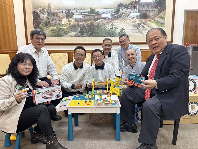 一同體驗「家庭型兒童感官統合訓練工具」。圖/澎湖縣政府