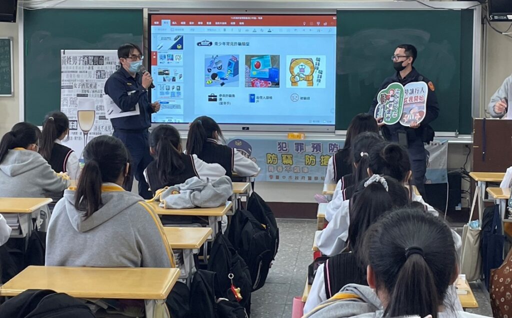 ▲圖說:中警三分局前往明德高中,進行「新世代打擊詐欺策略行動綱領」識詐宣導 (圖/台中市政府提供)