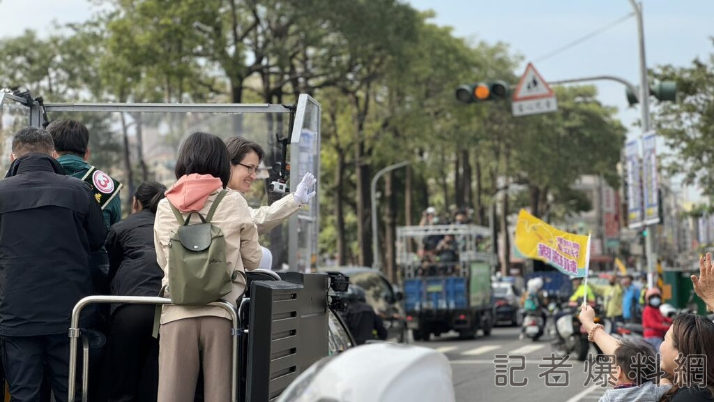 0111-蕭美琴、賴瑞隆車掃。（圖／記者金東天攝）