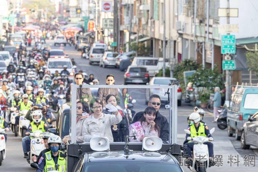 車掃隊伍一秒化身貪食蛇。（圖／黃捷競辦提供）