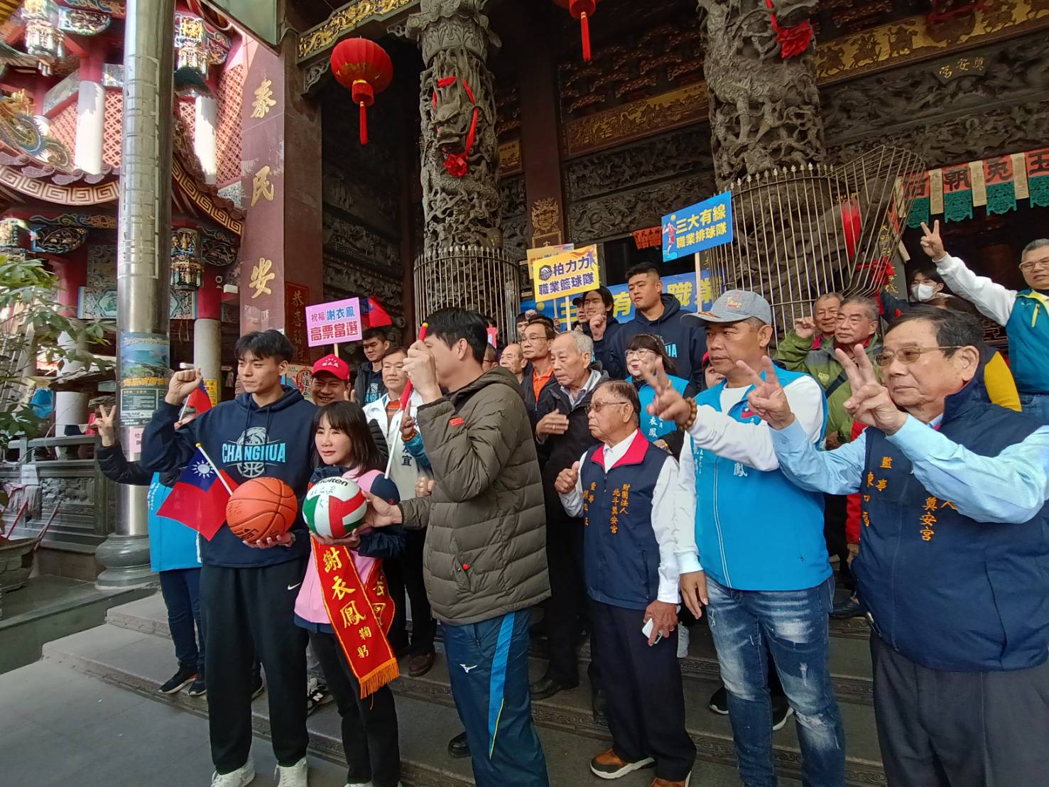 ▲彰化縣柏力力職業籃球隊、三大有線排球隊的球員陪同彰化第三選區立委候選人謝衣鳳車隊掃街，球隊隊長送上簽名球給謝衣鳳，力挺謝衣鳳成功連任。（記者張溎壕攝）