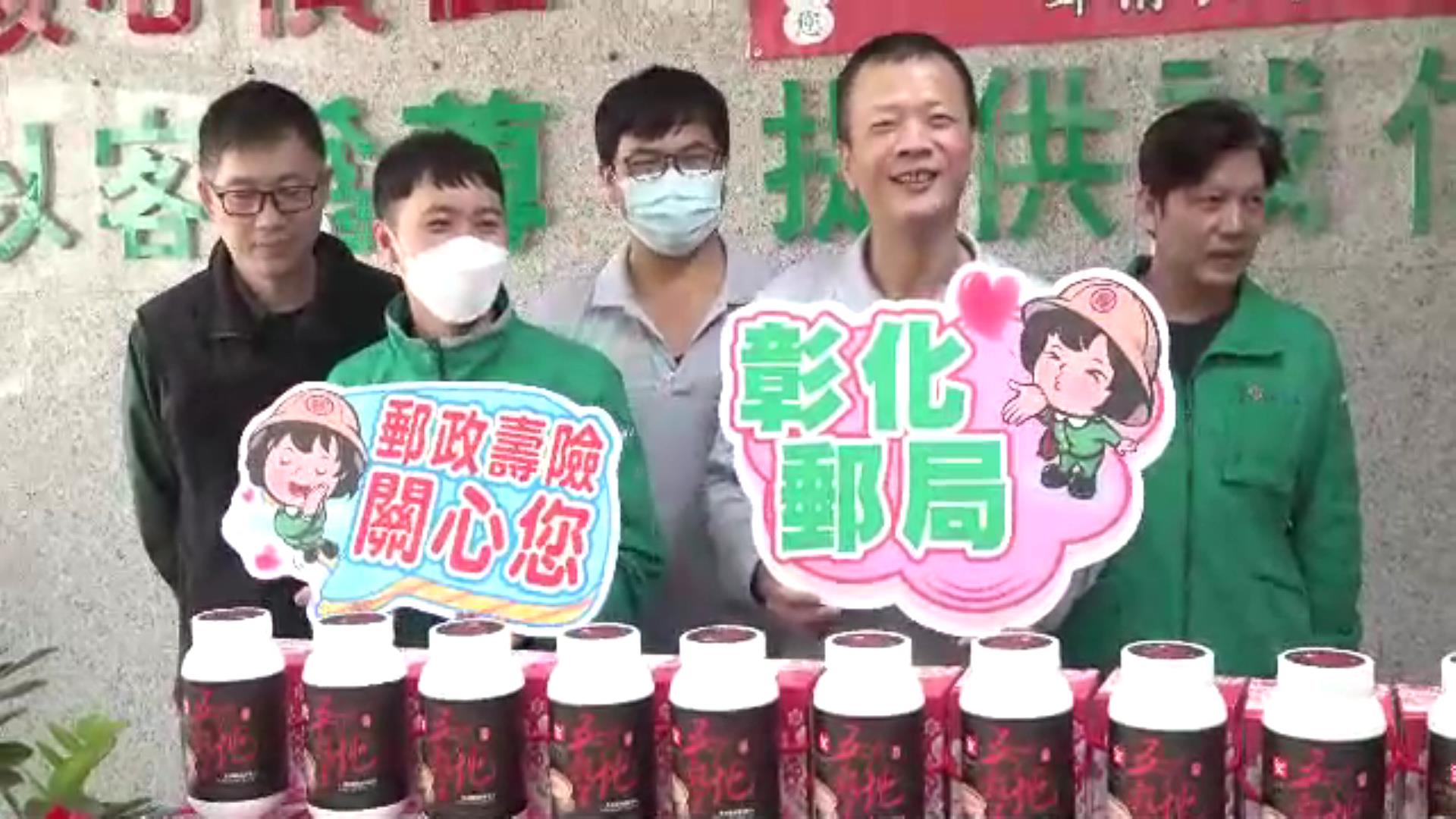 ▲彰化郵局辦理「春節關懷探視獨居長者公益活動」,由彰化郵局局長李瑞華帶領綠衣天使展開關懷訪視,為長者們點亮生活中的燈。(記者張溎壕攝)