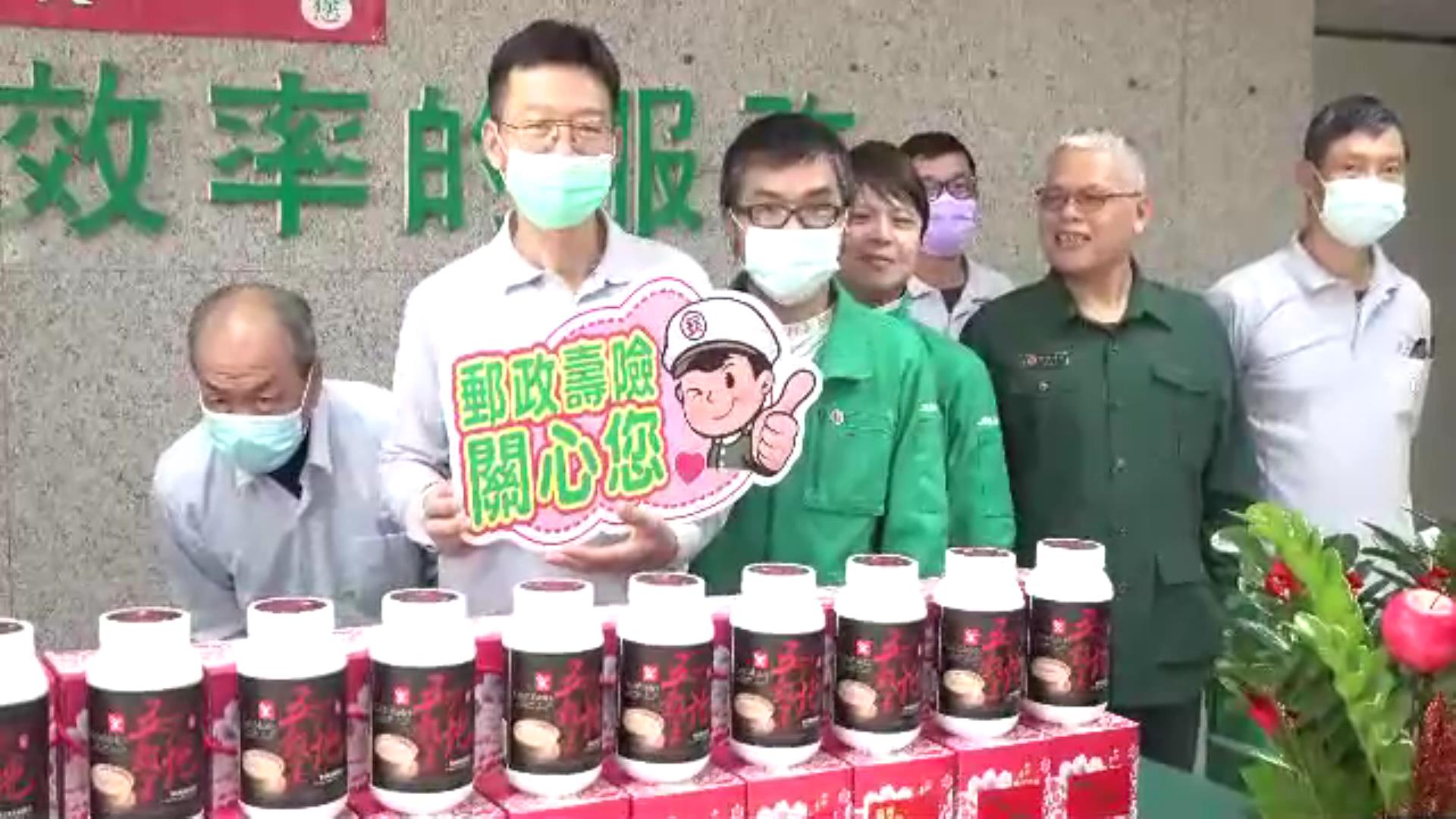▲彰化郵局辦理「春節關懷探視獨居長者公益活動」，由彰化郵局局長李瑞華帶領綠衣天使展開關懷訪視，為長者們點亮生活中的燈。（記者張溎壕攝）