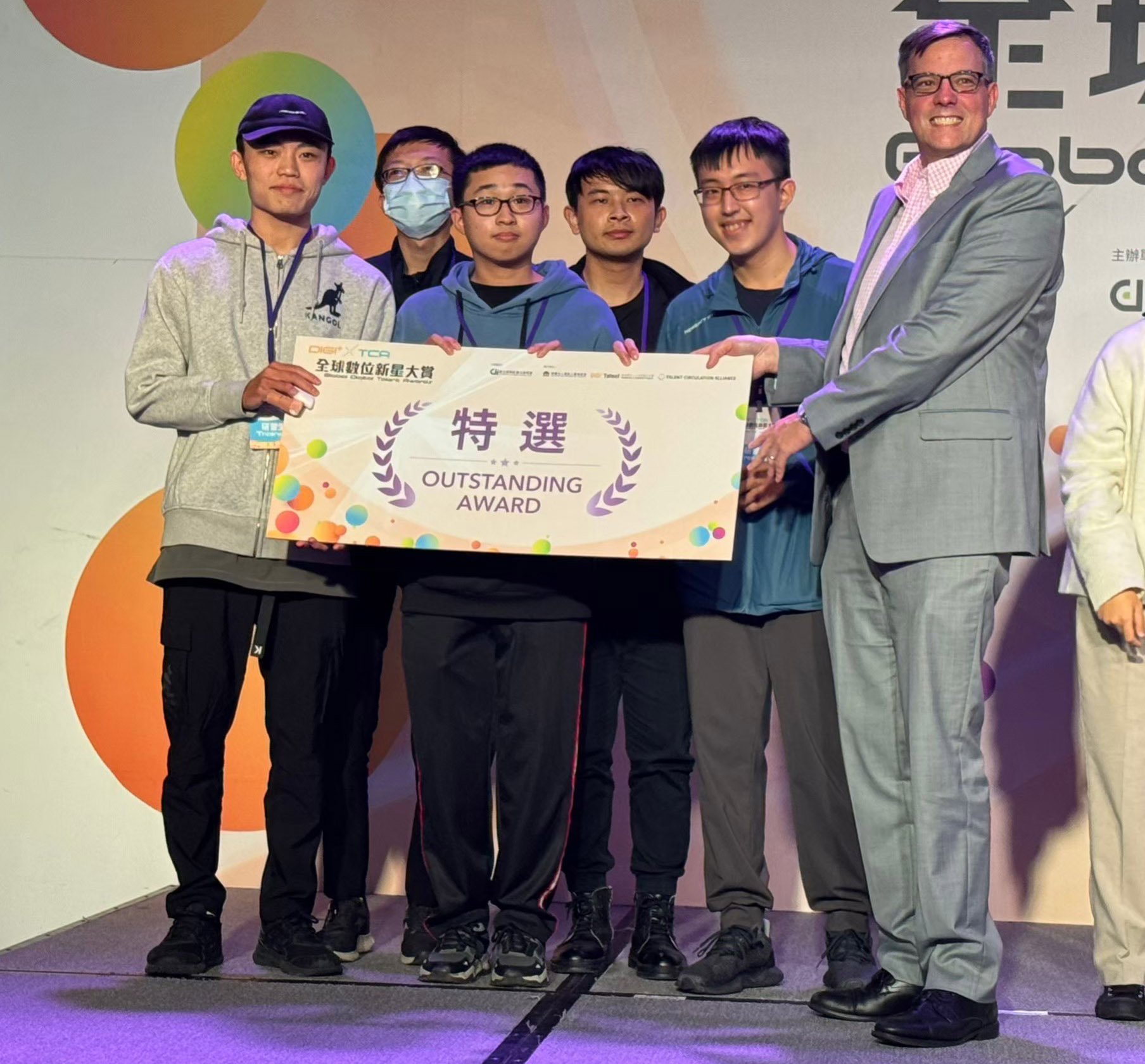 ▲大葉大學資工系與機械系團隊獲頒特選。（記者張溎壕攝）