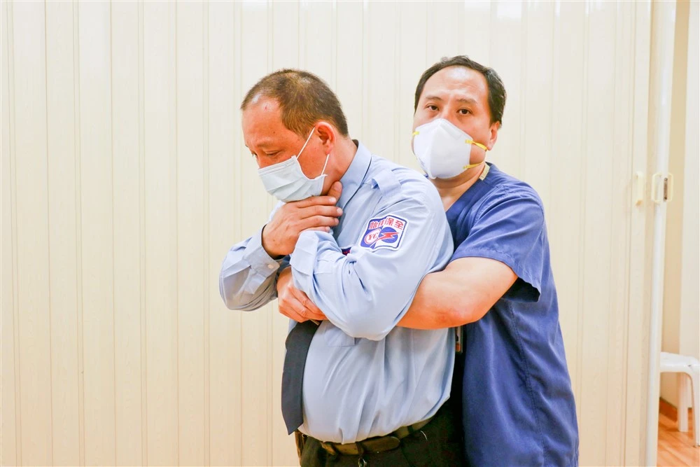 台中慈濟醫院急診醫學科莊浩凌醫師(右)示範成人哈姆立克法,兩手置於肚臍與劍突中間。