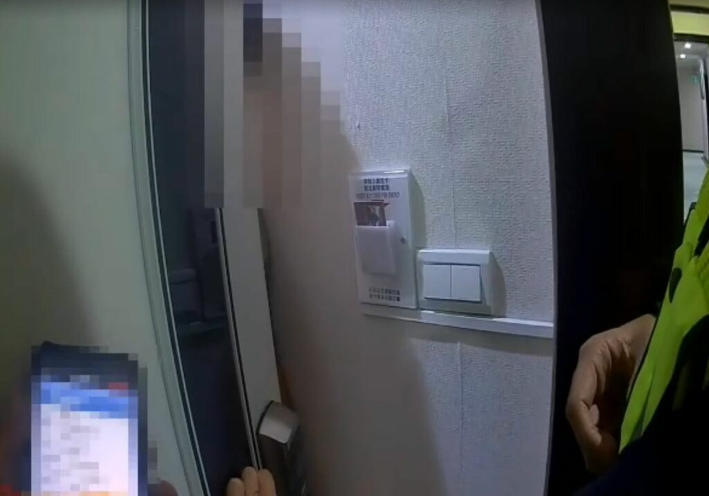 劉男報完證號,隨後警用小電腦跳出「登登」提醒該人疑似通緝身分