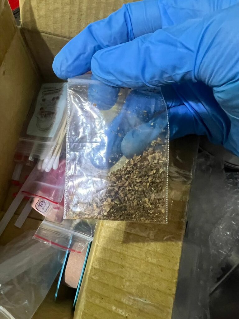 於窗邊及床底下發現安非他命2包、大麻1包、卡西酮粉末1盒及吸食器具