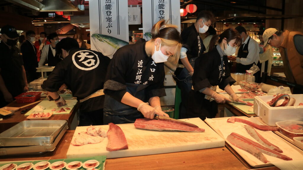 鰤魚解體秀即日起至 1/14(日)，於復興本店及南山店展演。