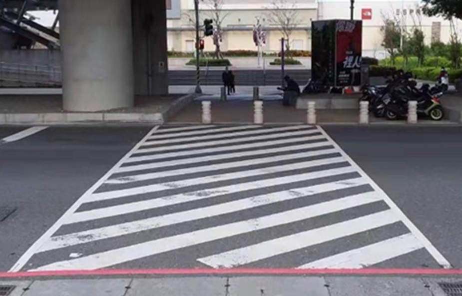 ▲圖說:中市警方持續檢視相鄰間距過長路口,建議路權機關在路段中繪設斑馬紋行人穿越道線 (圖/台中市政府提供)