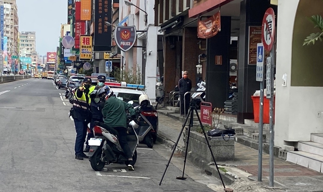 ▲圖說:中市警方強力取締車輛不暫停禮讓行人 (圖/台中市政府提供)