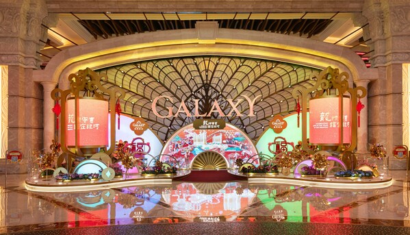 位於鑽石大堂中央的新春主題裝飾，以巨型紙扇、燈籠、元寶等中國傳統文化元素構築富麗堂皇的視覺造型，走近即能感受到新春氣息，是理想的拍照打卡之選。