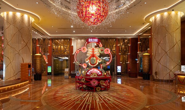 位於星際酒店大堂的「聚寶盆」，桃花及銅錢串連起巨大的「春」字裝飾，春意盎然，喜氣滿盈。