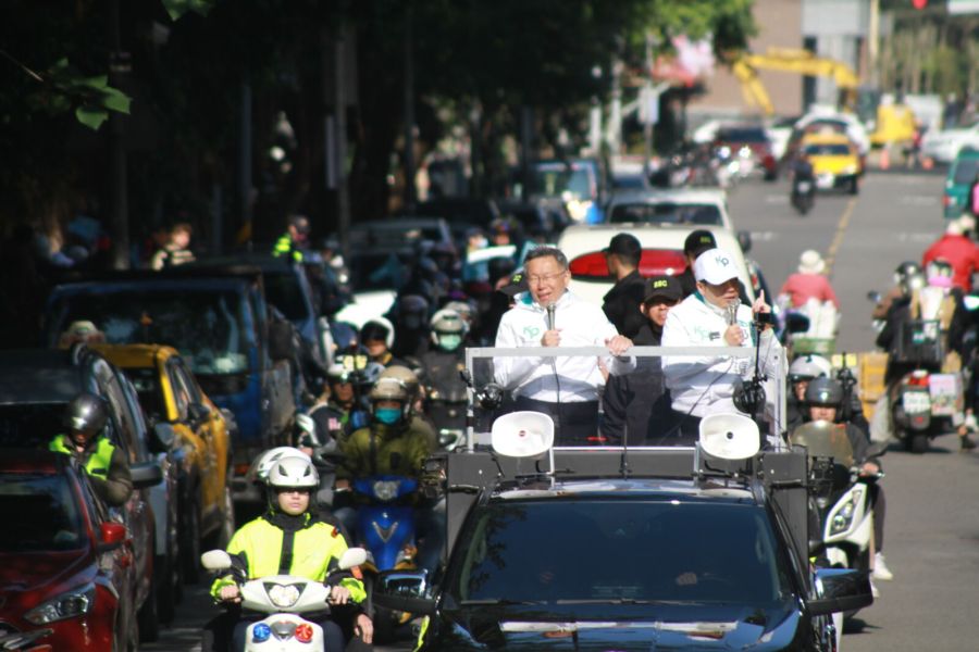 柯文哲新北中和車掃。（方炳超攝）