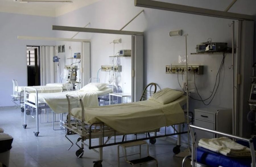 新冠又塞滿急診了！台大醫曝「每十個就二個」 不少老人一到已大白肺插管 215