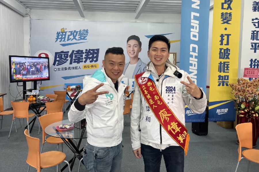 民眾黨中市黨部掛藍白合體看版 江和樹:合力下架新潮流 232 民眾黨中市黨部掛藍白合體看版 江和樹:合力下架新潮流 231