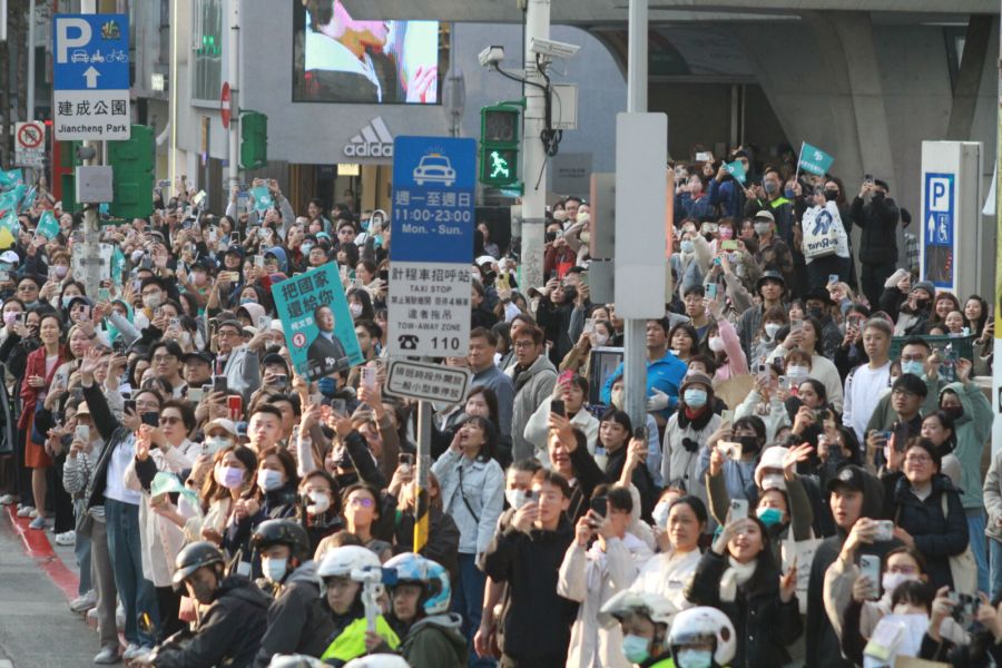 黃金週/柯文哲台北車掃人氣高 上班族翹班也來瘋柯P 212 柯文哲台北車掃展現高人氣。(方炳超攝)