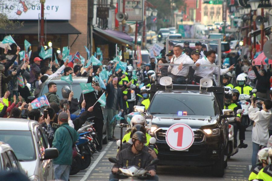 黃金週/柯文哲台北車掃人氣高 上班族翹班也來瘋柯P 213 柯文哲台北車掃展現高人氣。(方炳超攝)