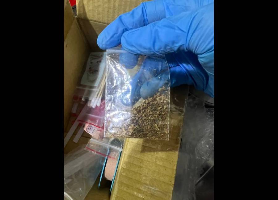 竊盜通緝犯躲摩鐵 臨檢查獲毒品辯前房客留下的 230 cnews204241011a11