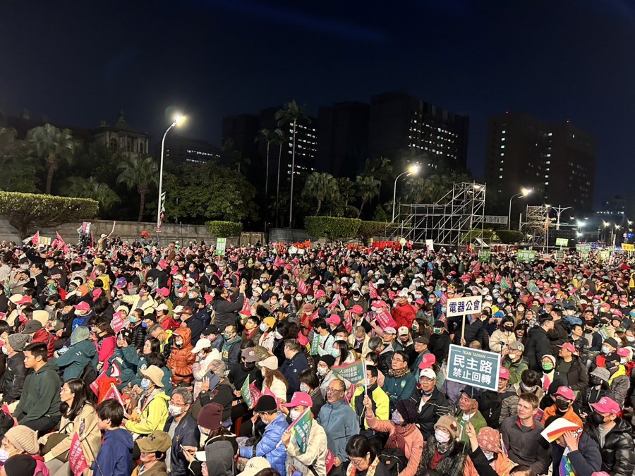 黃金週/時間不到就擠爆!民進黨凱道造勢湧入3萬人卡位 224 黃金週/時間不到就擠爆!民進黨凱道造勢湧入3萬人卡位 223