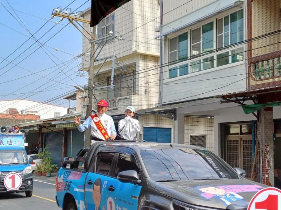 選前鐵人衝刺!柯志恩陪同林義迪車隊掃街拜票