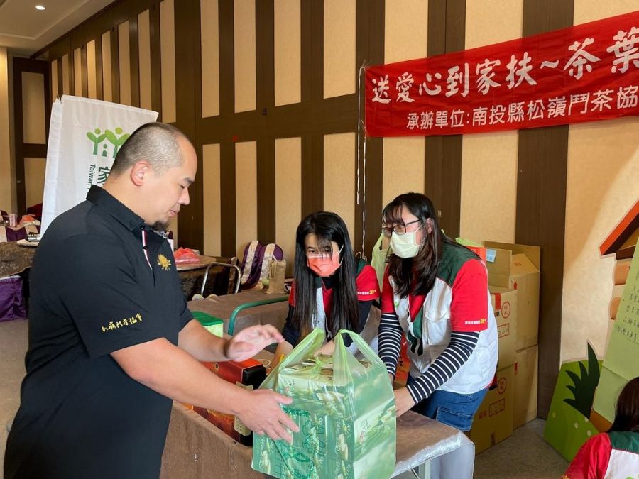 茶葉傳香送溫情!南投縣松嶺鬥茶協會捐茶贈家扶