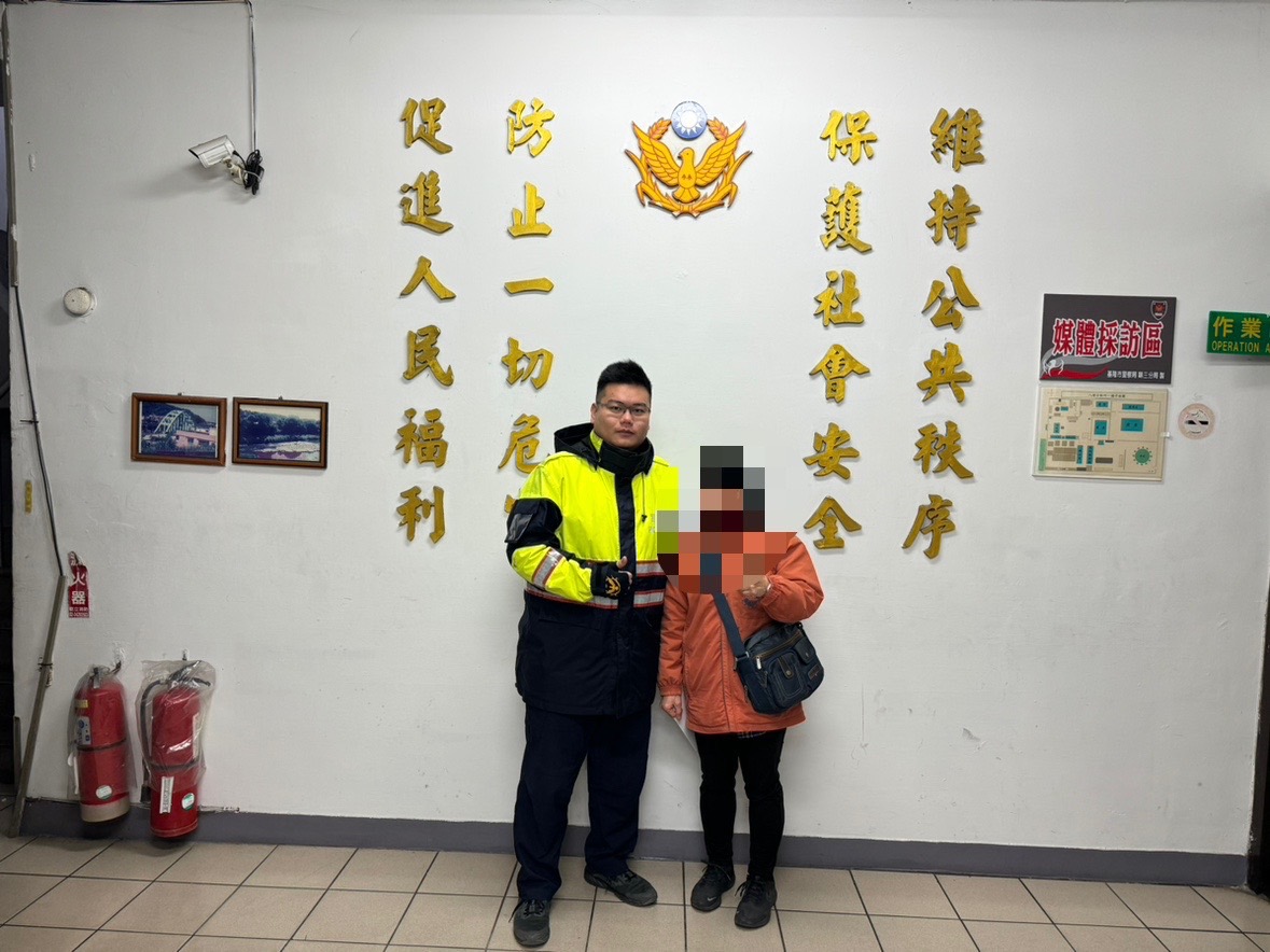 處理員警黃政睿與民眾合影。(記者薛秀蓮翻攝)