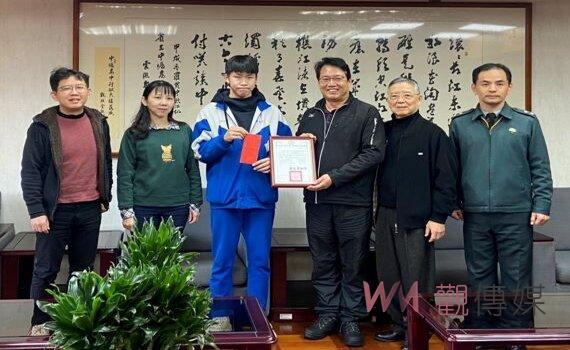 桃園中大壢中學生張靖綸 火車站CPR暖救路倒老者一命愛心感人