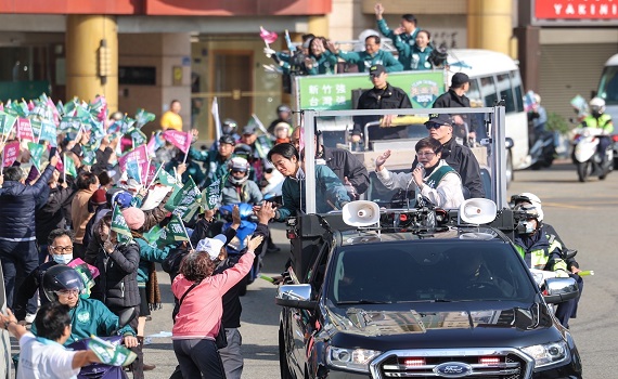 賴清德與林志潔聯合大車掃 民眾夾道高喊凍蒜