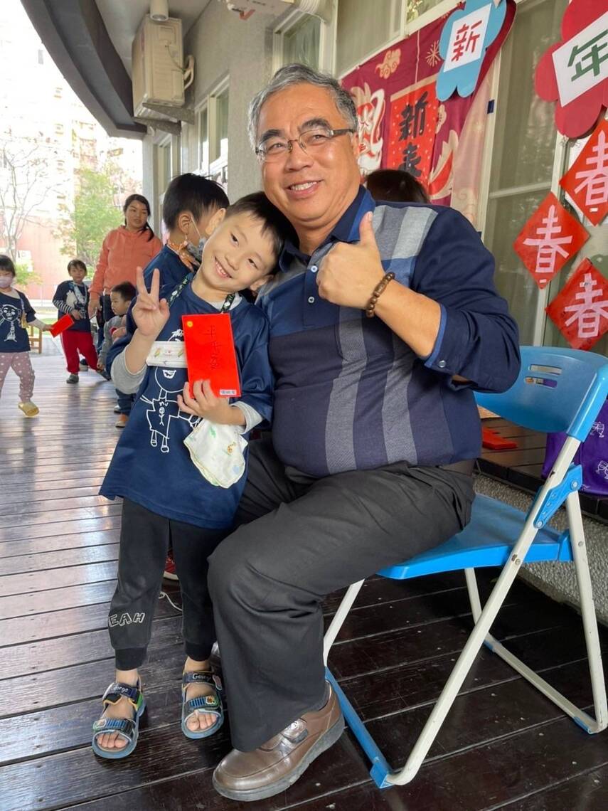 漾新聞|河堤國小附設幼兒園親師生圍爐「榕樹下一起過年」