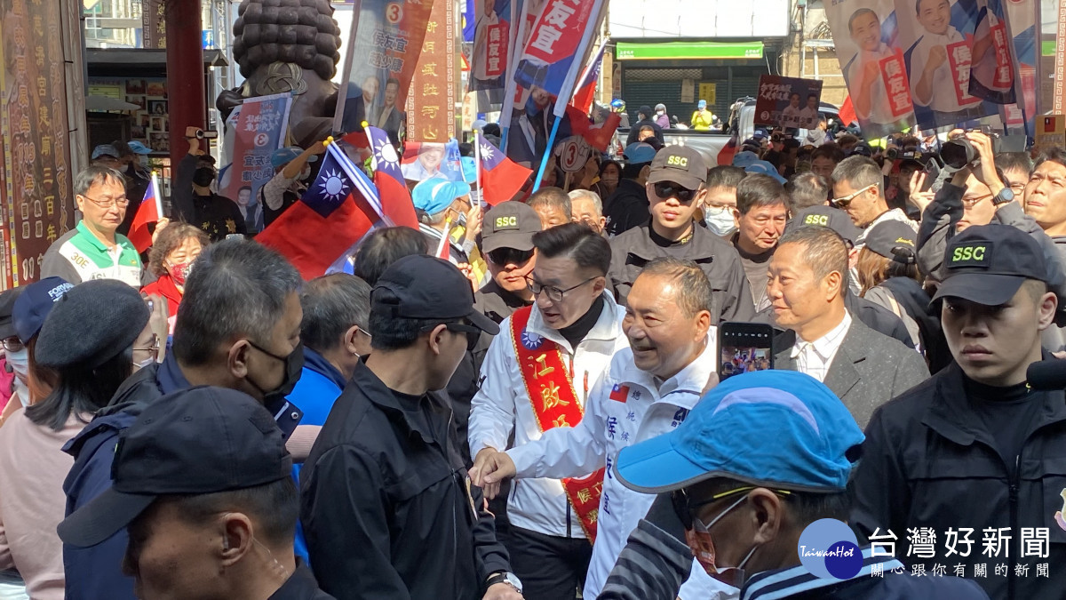 國民黨總統參選人侯友宜參拜豐原慈濟宮,大批支持者到場歡迎。