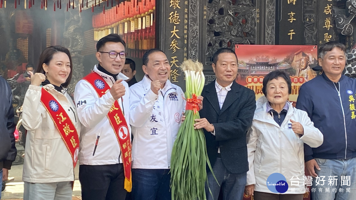 慈濟宮主委陳誌峰致贈青蒜,預祝賴清德高票當選。