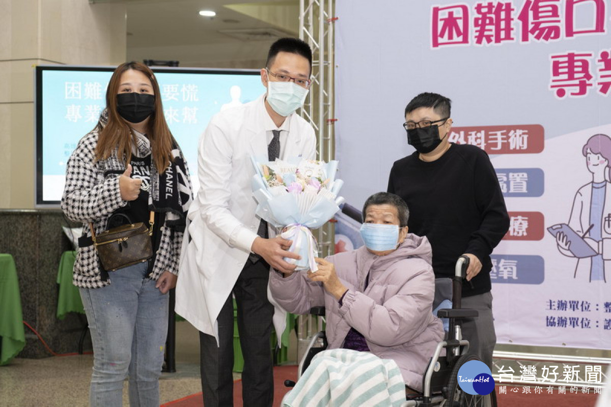 ▲68歲的文黃女士患有糖尿病及高血壓病史，一場意外的車禍，造成雙下肢深度傷口，所幸轉至高醫整形外科經由團隊傷口重建手術治療後，輔以專業的傷口照護，免除雙下肢截肢的危機。