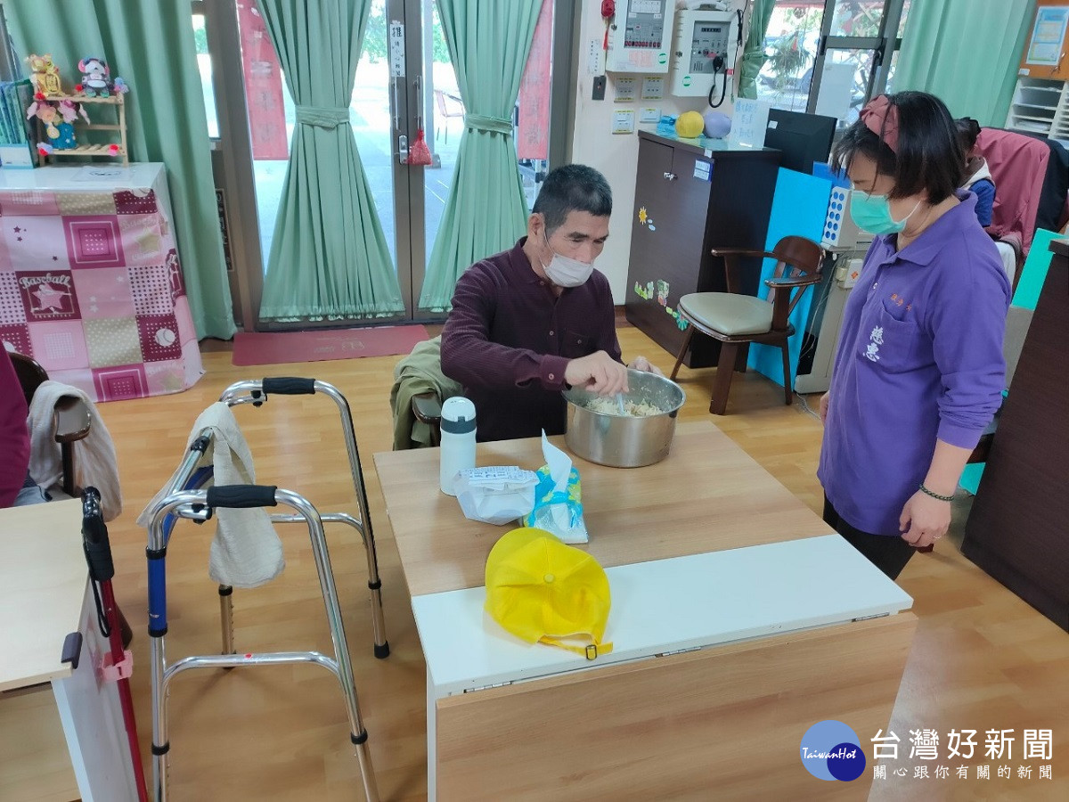 彰化榮服處啟動春節關懷榮民眷　與年邁獨居不便外出之榮民眷進行寒冬圍爐