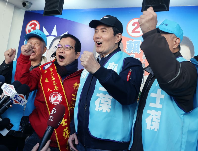 馬英九(右2)12日上午陪同國民黨台北市第8選區(文山、南中正)立委候選人賴士葆(左2)進行車隊掃街。中央社