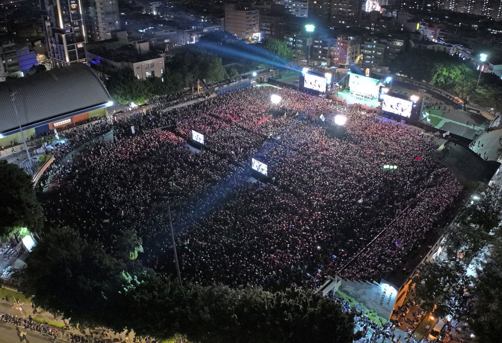 民進黨支持者擠爆板橋第二體育場。賴清德競總提供