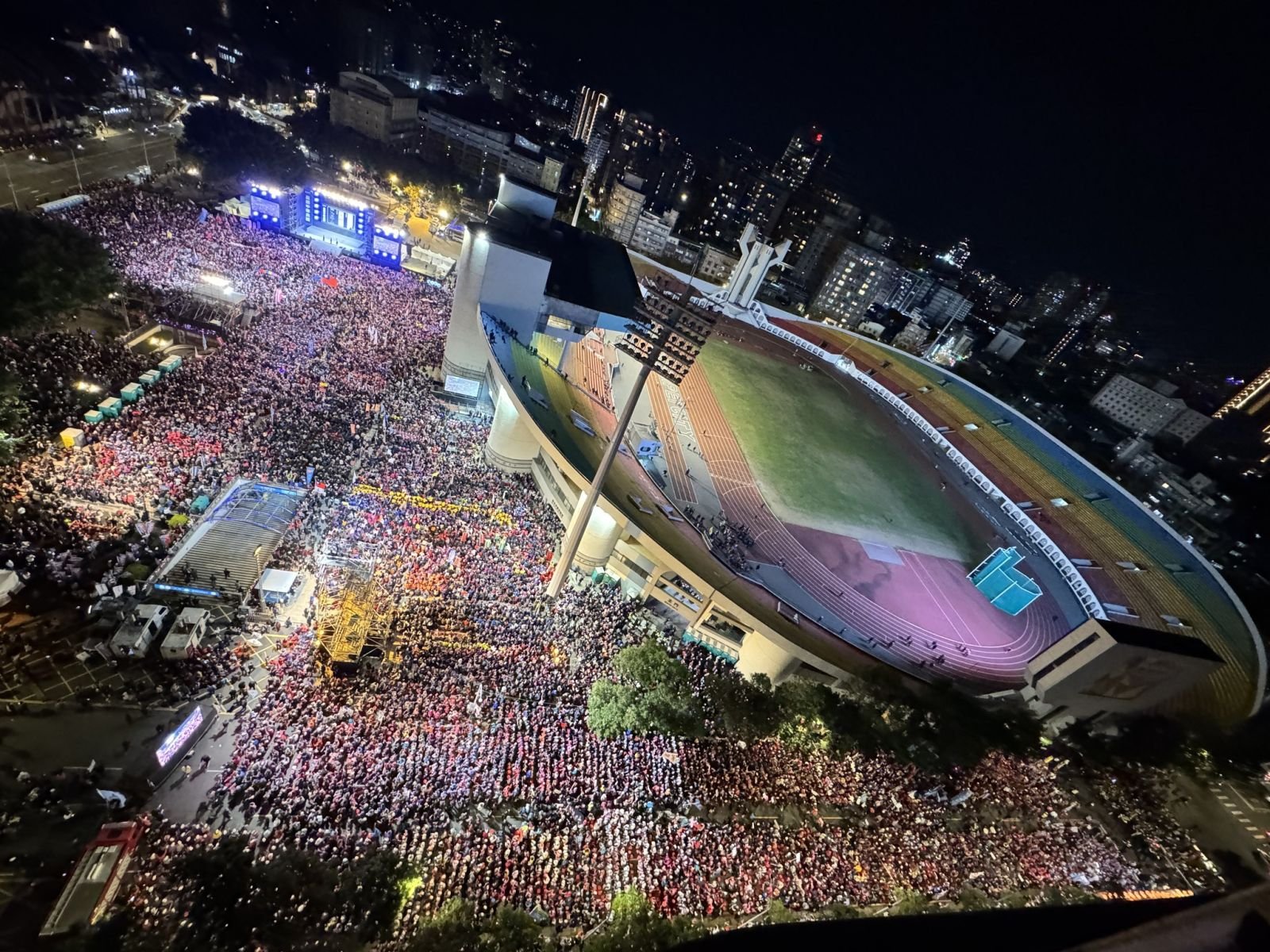 侯友宜選前之夜，支持者塞爆板橋第一體育場。翻攝侯友宜臉書