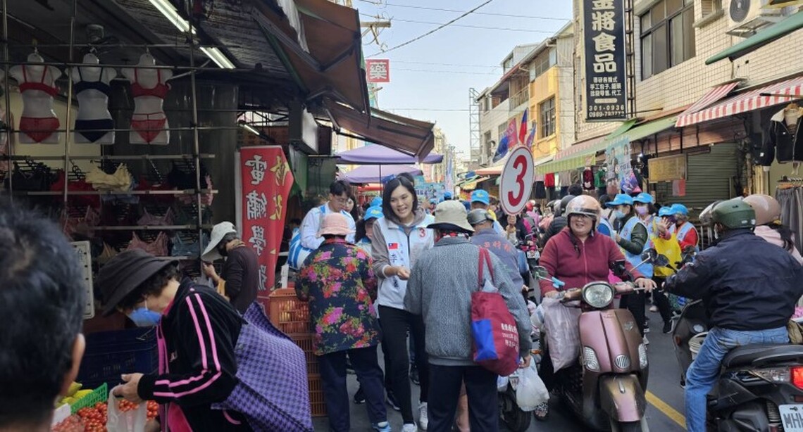 李眉蓁全力衝刺最後一哩路 徒步+車掃 民眾大喊加油 勝選在望
