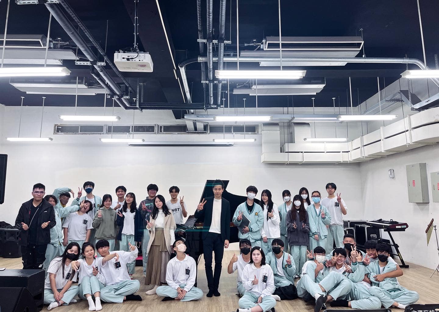 ▲魯賓斯坦鋼琴大賽銀獎得主林易鋼琴家與音樂科學生合影。（圖/中華藝校提供）