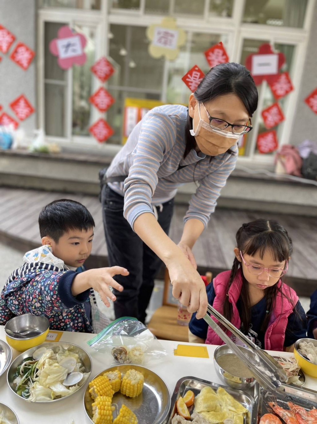 ▲家長把握難得親子共作共處時光。（高雄市河堤國小提供）