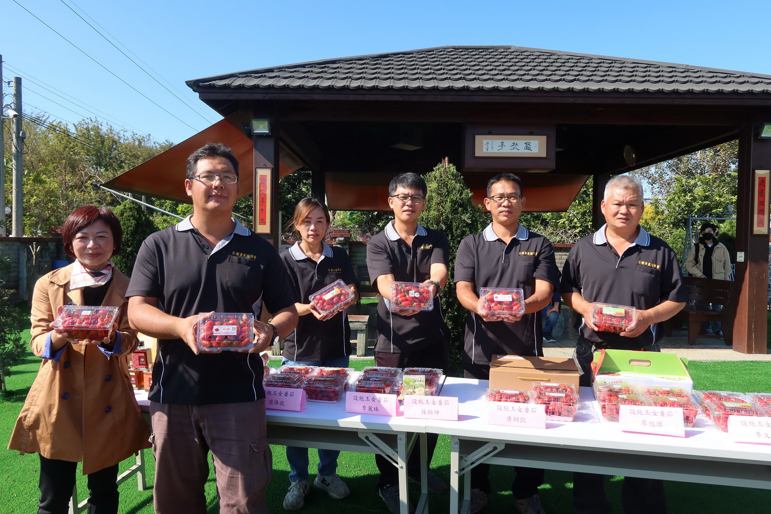 ▲2023健康優質設施小果番茄競賽，彰化縣果農傲視群雄，四組參賽全數奪得獎項，唐炯凱農友更榮獲全國冠軍寶座，彰化縣長王惠美送上紅榜祝賀。（記者張溎壕攝）