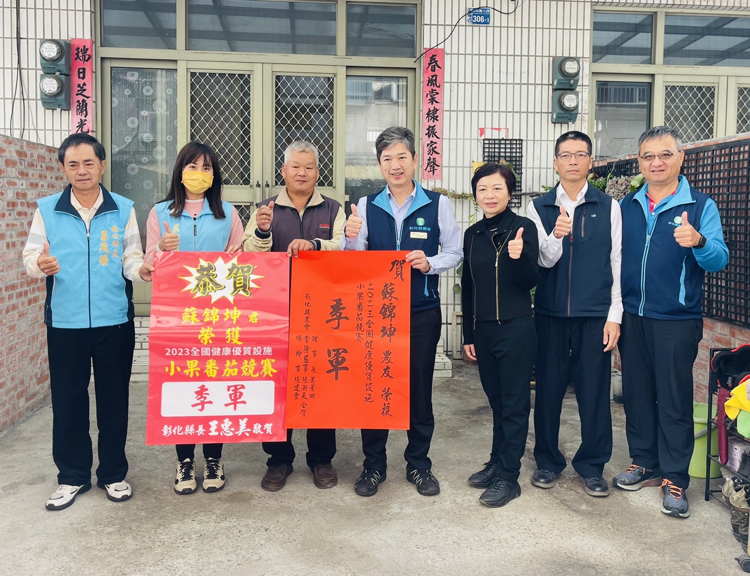 ▲2023健康優質設施小果番茄競賽，彰化縣果農傲視群雄，四組參賽全數奪得獎項，唐炯凱農友更榮獲全國冠軍寶座，彰化縣長王惠美送上紅榜祝賀。（記者張溎壕攝）