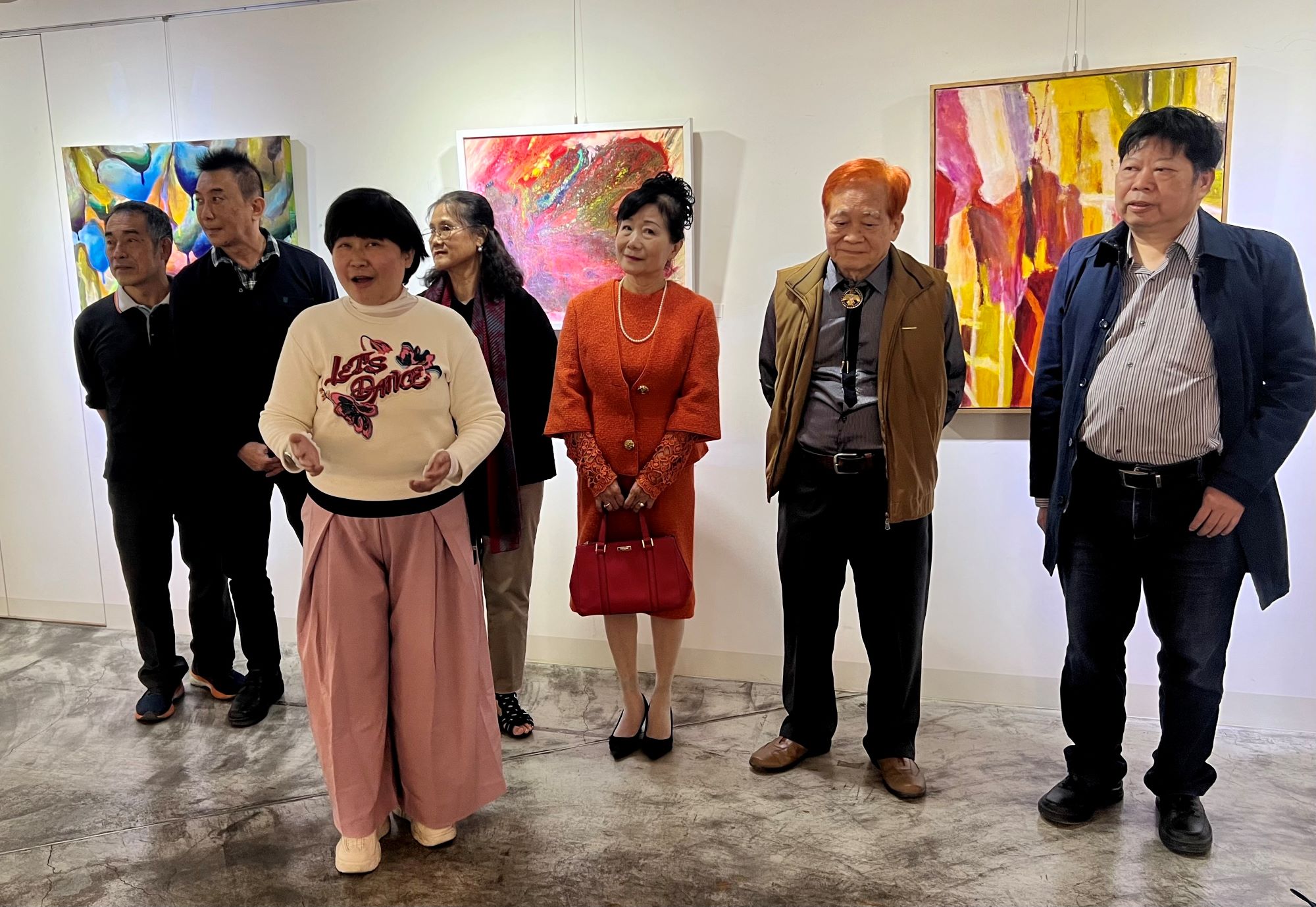 ▲雄崗美術館「學術與藝術之心靈交會」聯展開展，聲樂家獻唱助陣。（記者程啟峰攝）